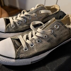 Silver metallic All-Stars Chuck Taylor Low Top Converse Shoee Women’s Size 8.5